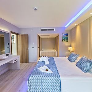 Deluxe Suite Spa Bath